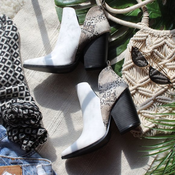 🚨//Coachella Collection// White Croco Bootie - Picture 2 of 4